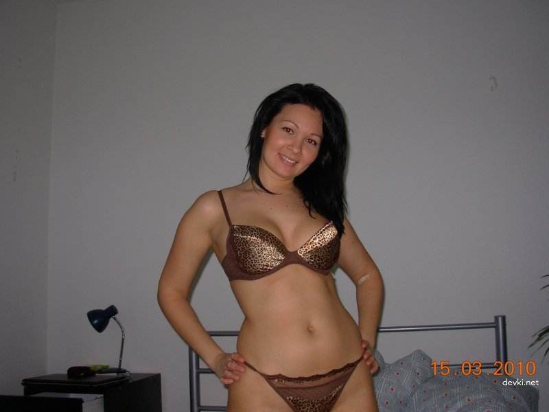 Amateur Girlfriend's Explicit Seduction: Steamy Photo Shoot for Boyfriend
