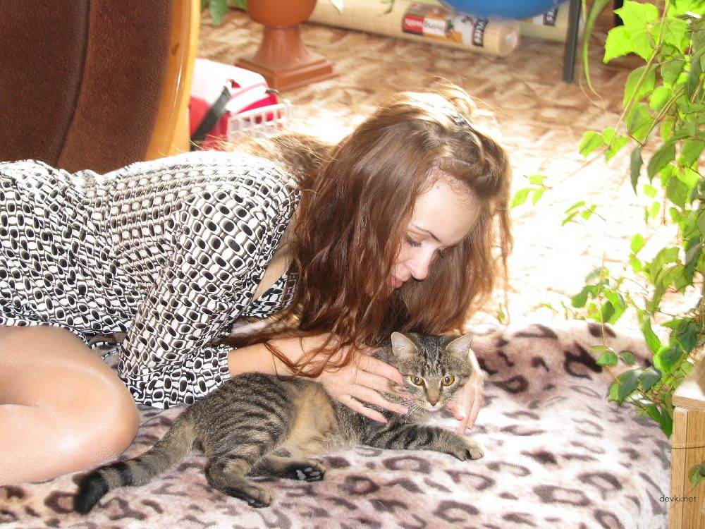 Sizzling Topless Amateur Teases - Explicit Seductive Pose!