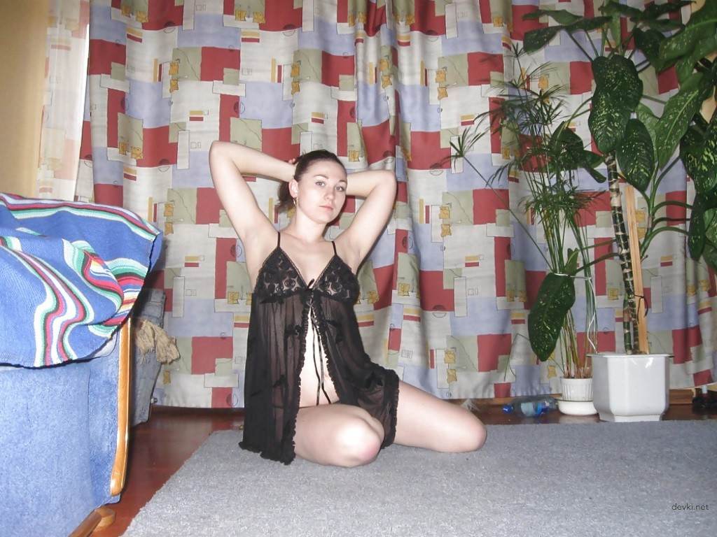 Seductive Amateur Girl in Steamy Erotic Photoshoot: Sensual Content for Adults