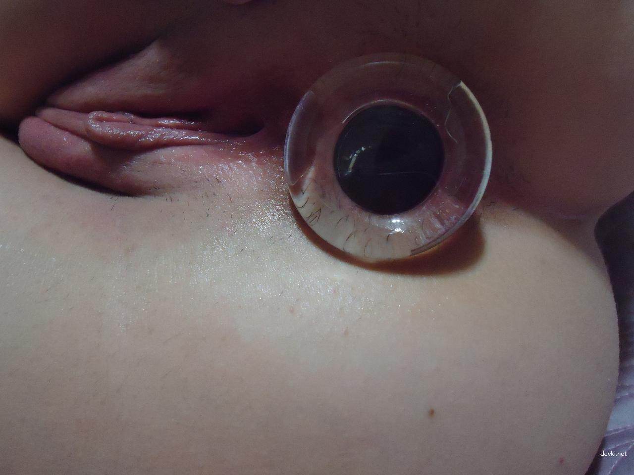 Seductive Amateur Exhibitionist Exposes Booty in Explicit Porn Pics