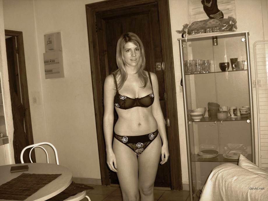 Hot Blonde Amateur Nude Pics - Explicit Home Photos of Sexy Babe