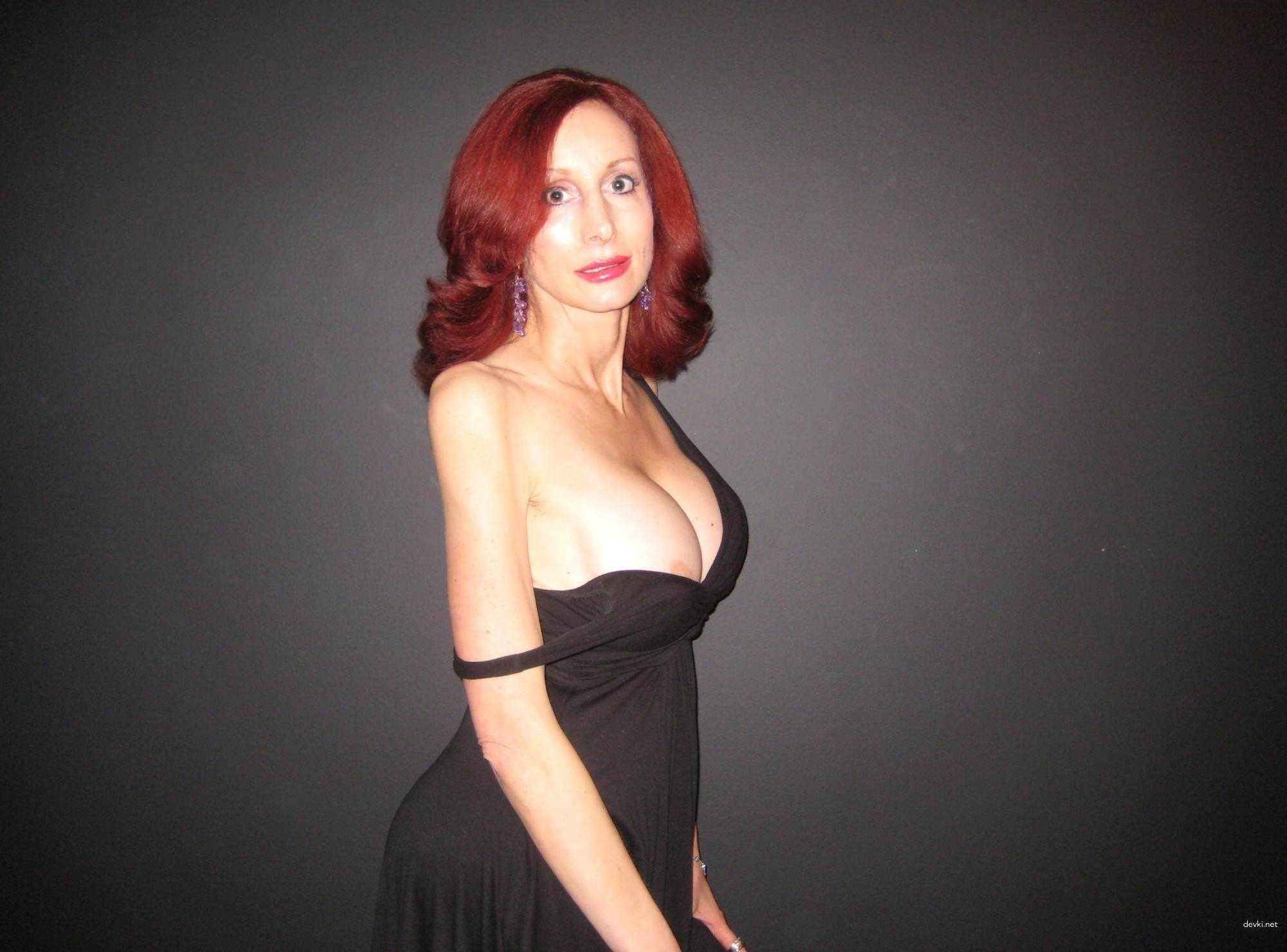 Hot MILF with Fake Tits: Uncensored Amateur Pic Revealed