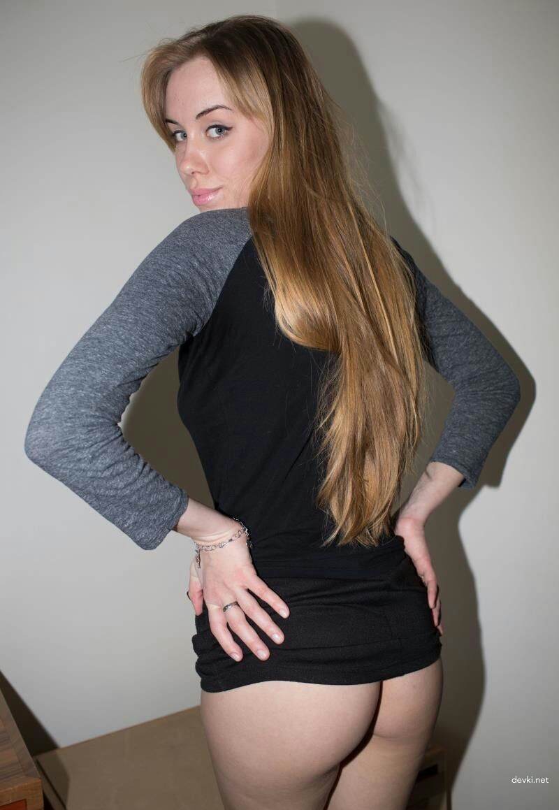 XXX Amateur Porn: Hot Nude Girl Strips Fully Naked in English