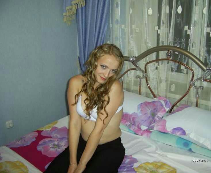 Hot Amateur Babe Flaunts Naked Body in Intimate Home Setting
