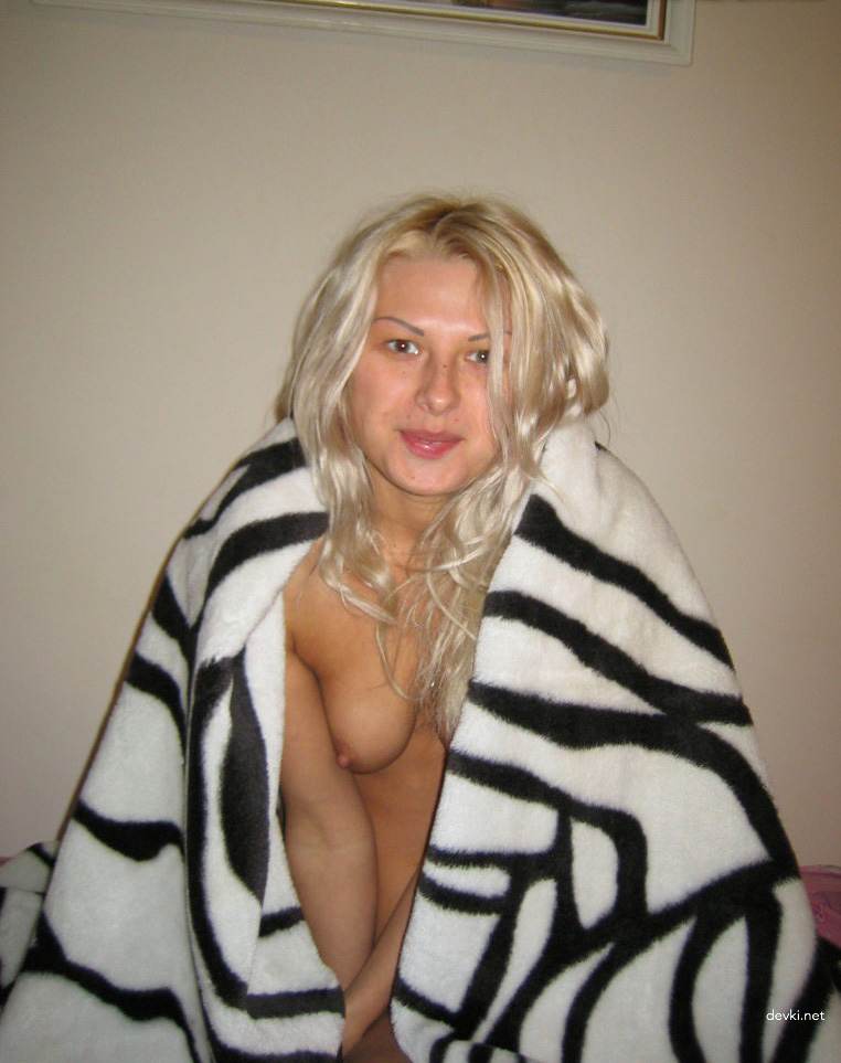 Sizzling Blonde Amateur Nude on Bed - Steamy Bedroom Pics for Adults