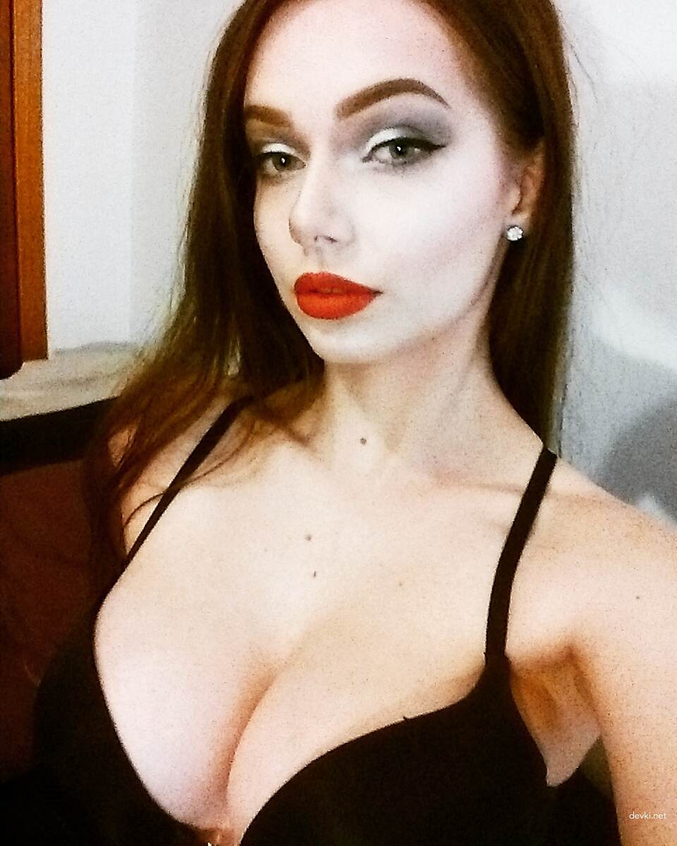 Seductive Nude Brunette Amateur - Slim Beauty Exposing All in Explicit Photos