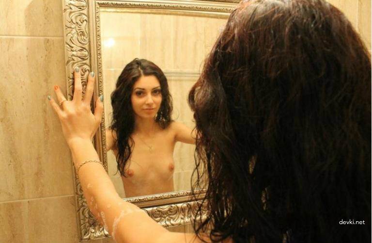 Sensual Wet Amateur Beauty: Explicit and Bold Amateur Photo!