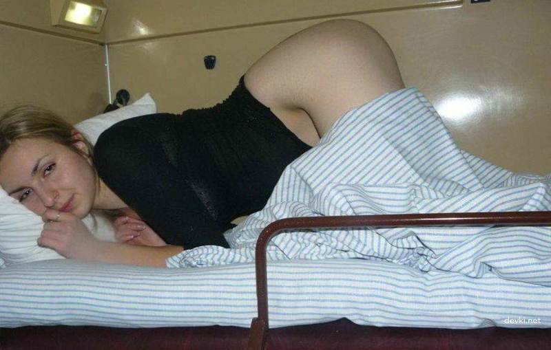 Steamy Train Ride: Naughty Girlfriend's Explicit Exposure - Amateur Erotica