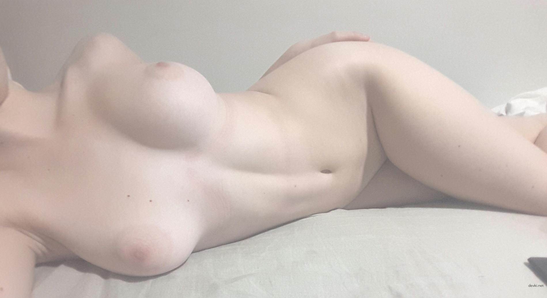 Steamy Selfie: Seductive Babe Sizzles in Phone Photos