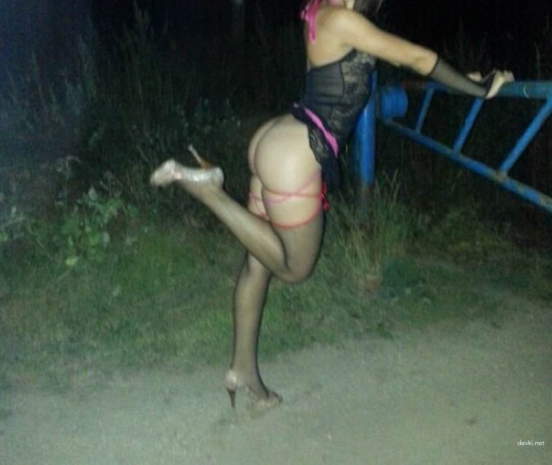 Raw Amateur Slut Struts Nude - Hardcore XXX Pics