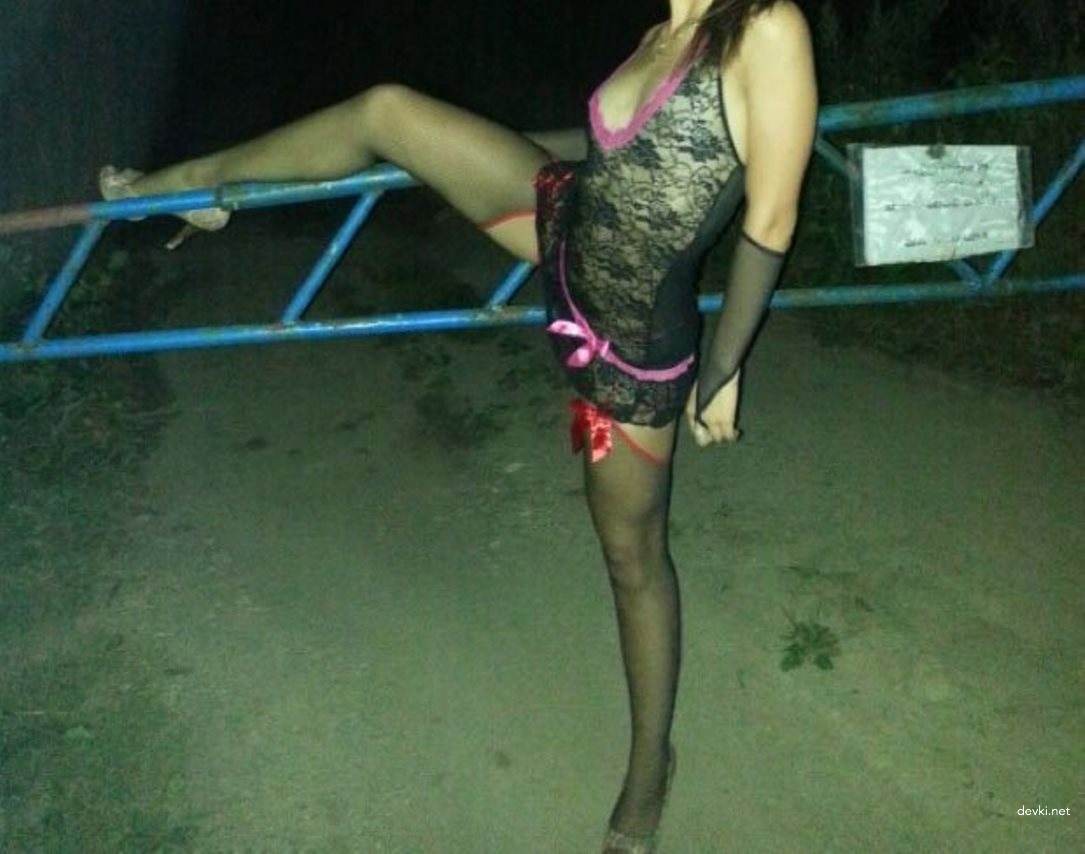 Raw Amateur Slut Struts Nude - Hardcore XXX Pics