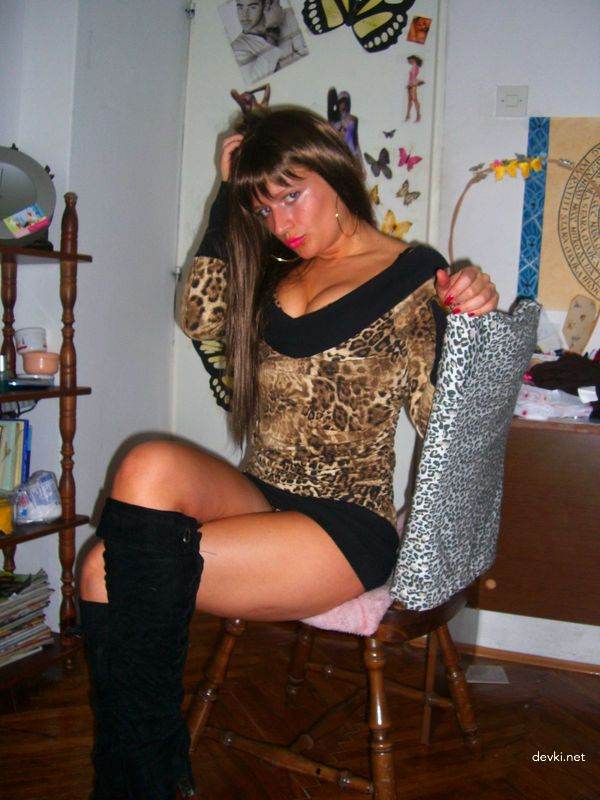 Explicit Amateur Porn: Stunning Girl with Shaved Pussy Exposed
