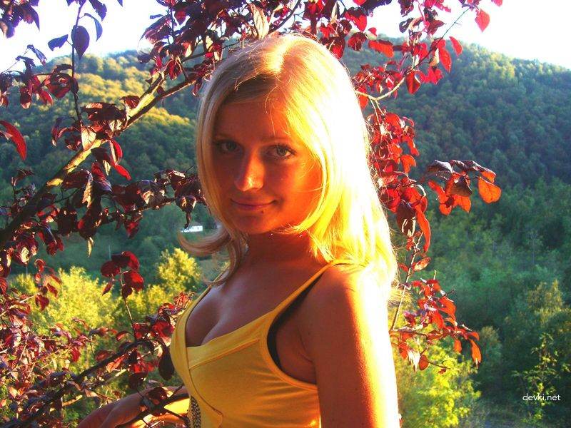 Explicit Amateur Porn: Stunning Girl with Shaved Pussy Exposed