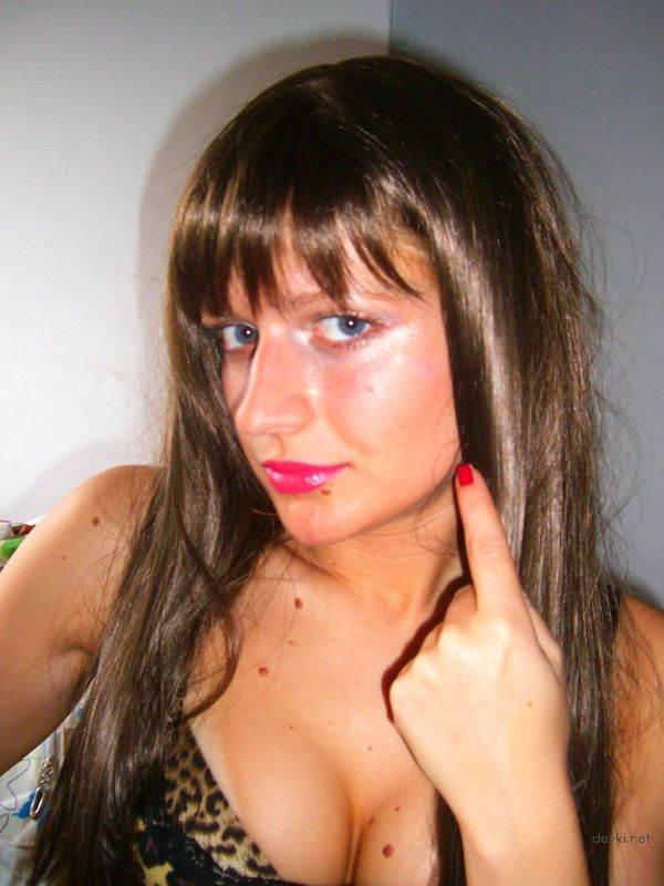 Explicit Amateur Porn: Stunning Girl with Shaved Pussy Exposed