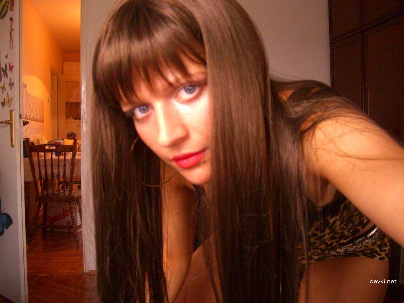 Explicit Amateur Porn: Stunning Girl with Shaved Pussy Exposed