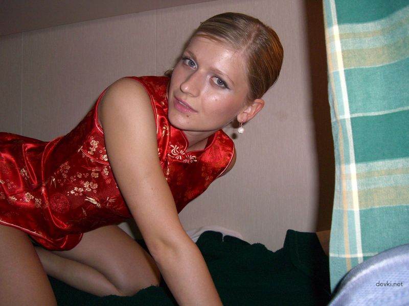 Explicit Amateur Porn: Stunning Girl with Shaved Pussy Exposed