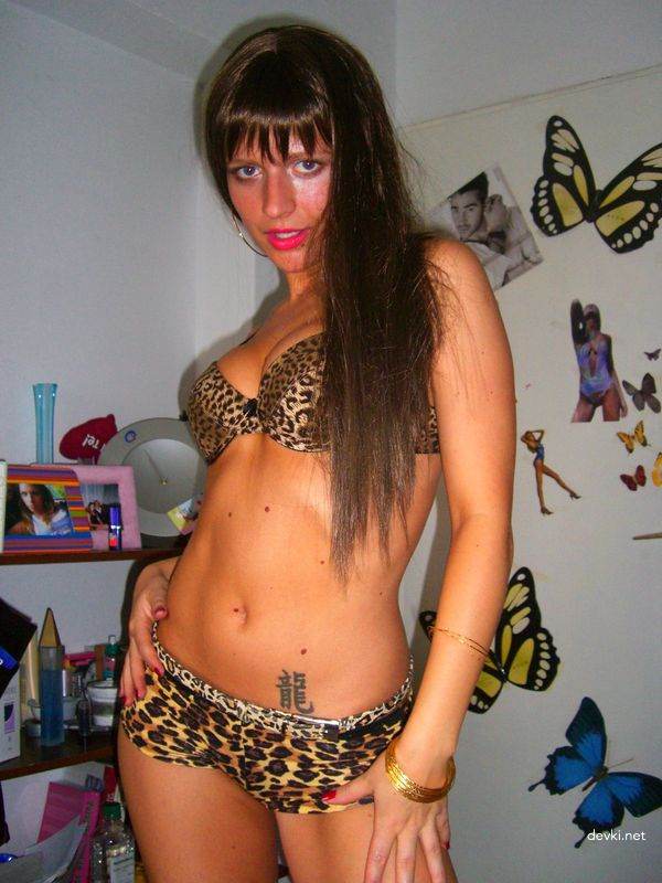 Explicit Amateur Porn: Stunning Girl with Shaved Pussy Exposed