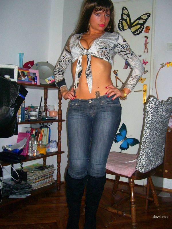 Explicit Amateur Porn: Stunning Girl with Shaved Pussy Exposed