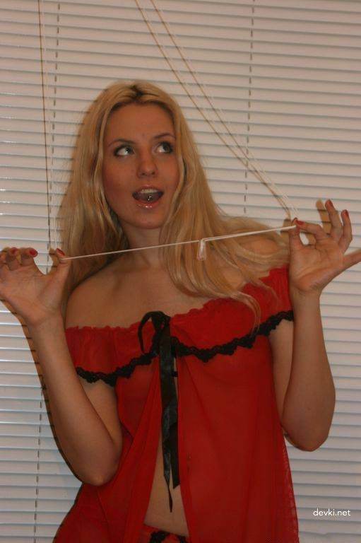 Hot Blonde Babe's Steamy Amateur Photo Shoot - Explicit Seductive Poses