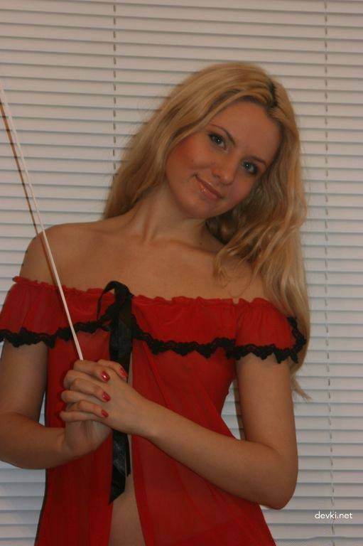Hot Blonde Babe's Steamy Amateur Photo Shoot - Explicit Seductive Poses