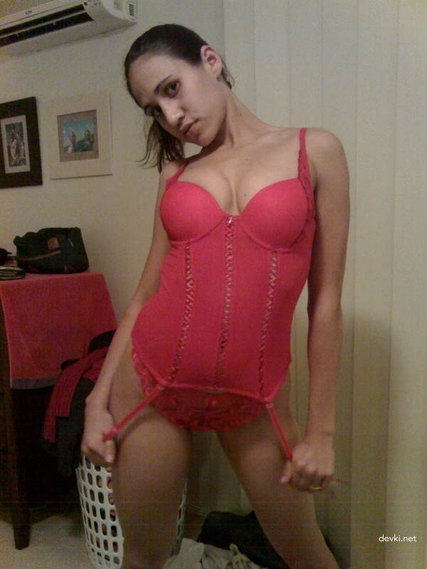 Hot Brunette's Erotic Amateur Pics - Explicit Content and Seductive Poses