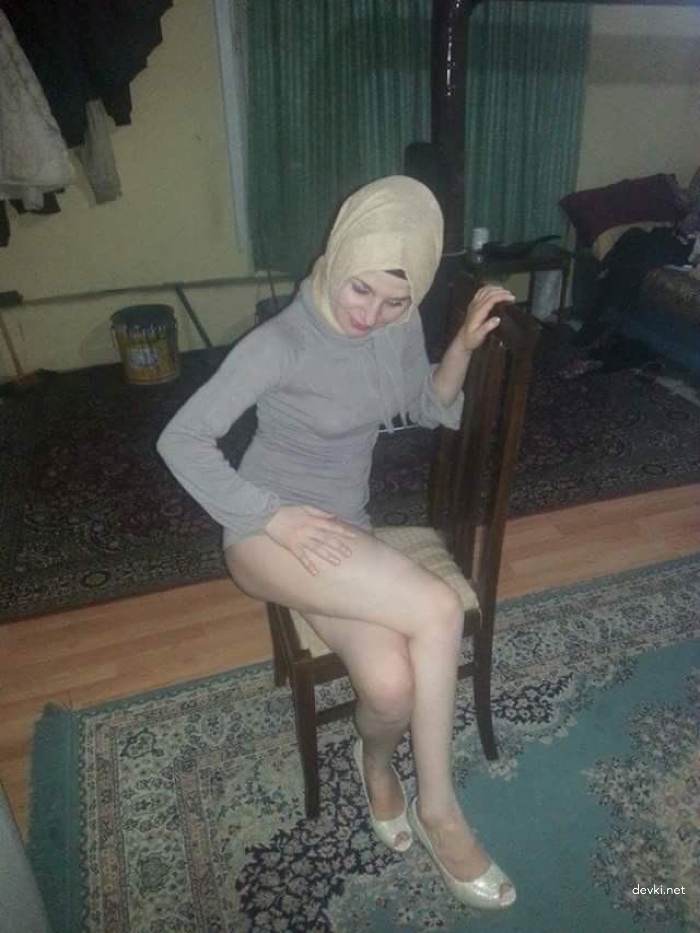 Explicit Amateur Photo Shoot: Seductive Girl Poses Shamelessly