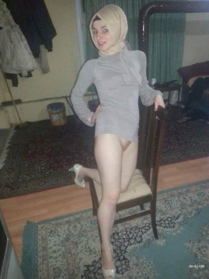 Explicit Amateur Photo Shoot: Seductive Girl Poses Shamelessly