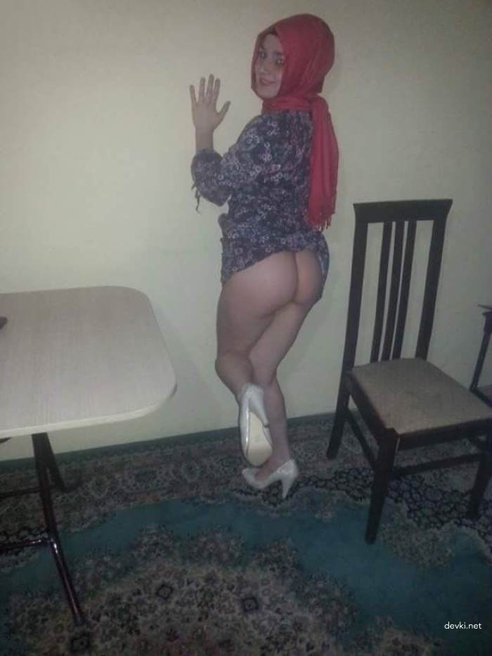 Explicit Amateur Photo Shoot: Seductive Girl Poses Shamelessly