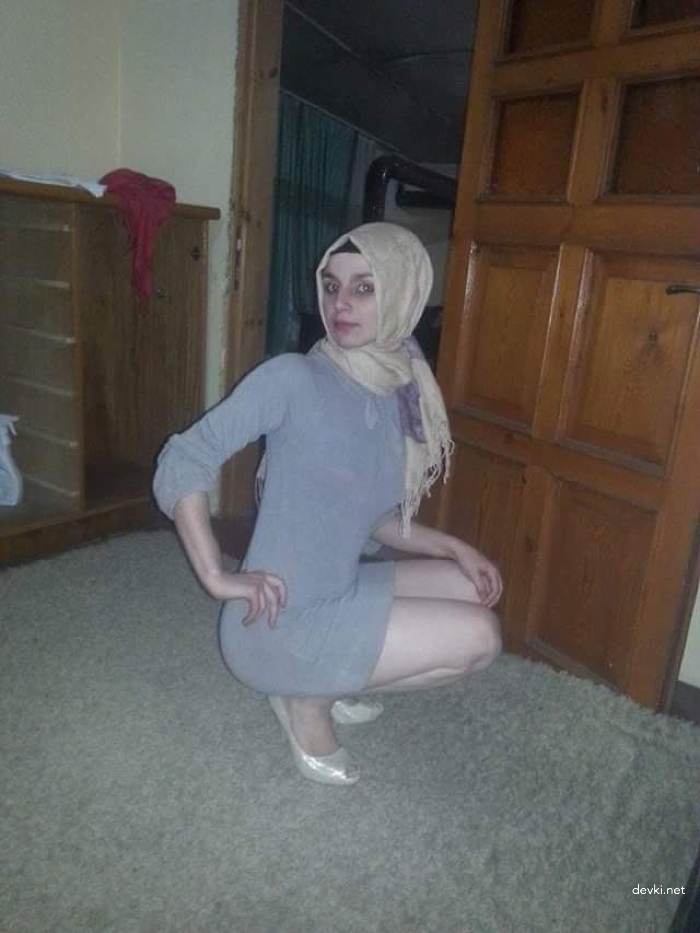 Explicit Amateur Photo Shoot: Seductive Girl Poses Shamelessly