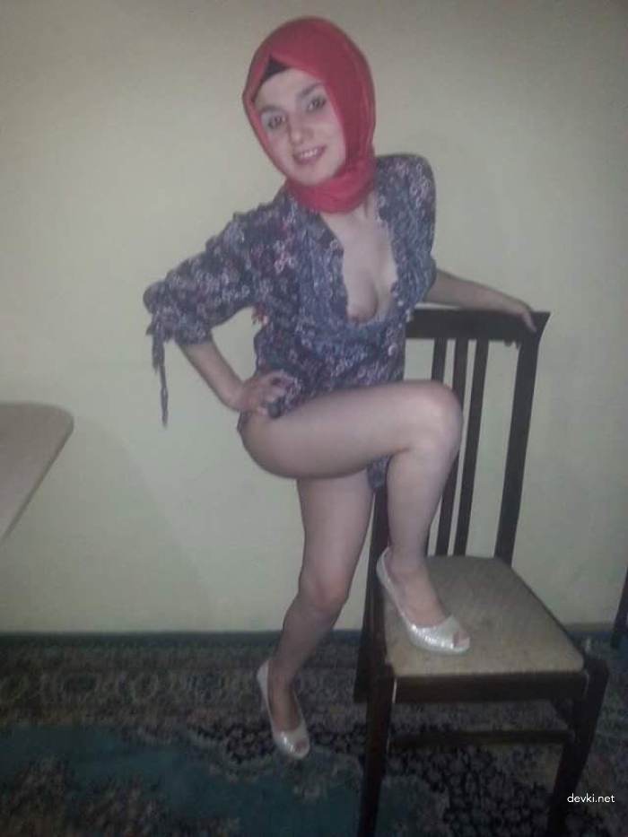 Explicit Amateur Photo Shoot: Seductive Girl Poses Shamelessly