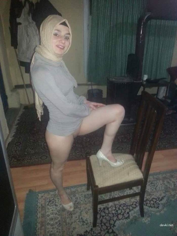 Explicit Amateur Photo Shoot: Seductive Girl Poses Shamelessly