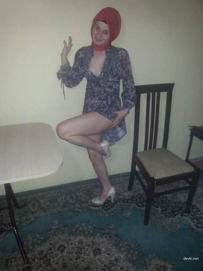 Explicit Amateur Photo Shoot: Seductive Girl Poses Shamelessly