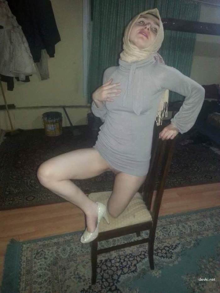 Explicit Amateur Photo Shoot: Seductive Girl Poses Shamelessly