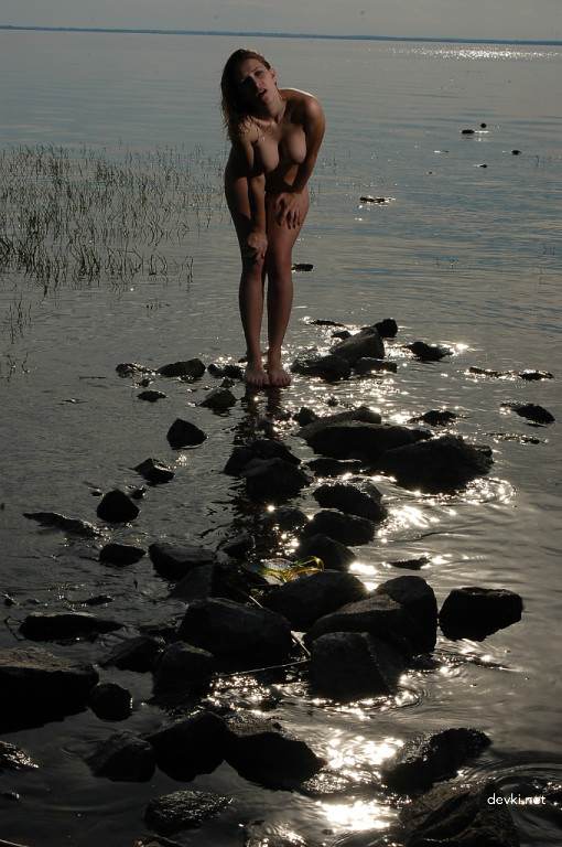 Explicit Amateur Model Fail: Girl's NSFW Photo Shoot Disaster