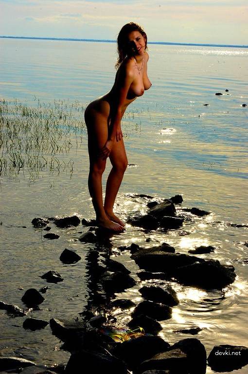 Explicit Amateur Model Fail: Girl's NSFW Photo Shoot Disaster