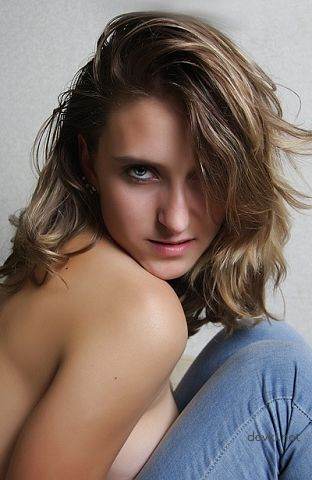 Explicit Amateur Model Fail: Girl's NSFW Photo Shoot Disaster