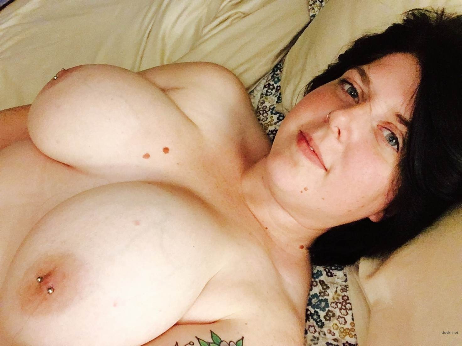 Thick MILF Amateur Porn Pics - Sexy Private Photos of Big Booty Lady