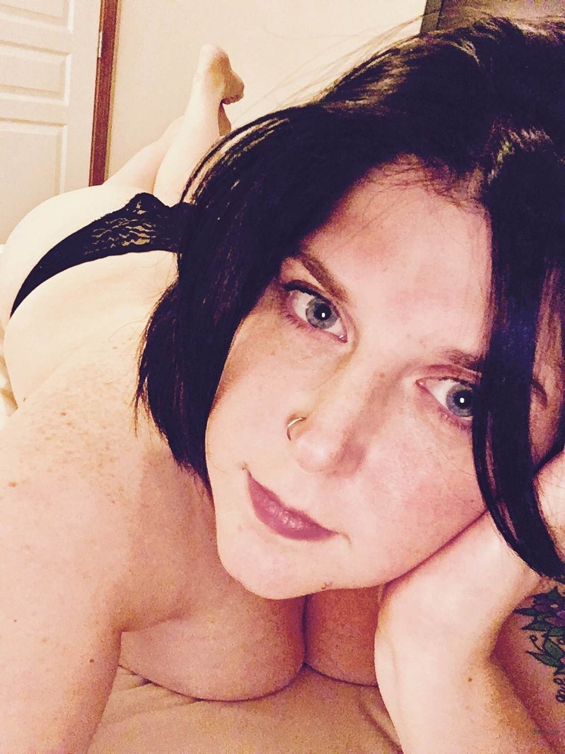 Thick MILF Amateur Porn Pics - Sexy Private Photos of Big Booty Lady