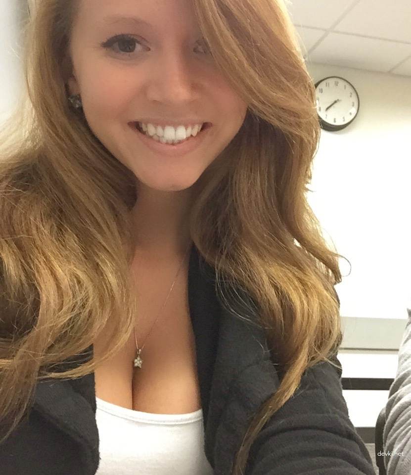 Hot Busty Babe with Perfect Booty - Explicit Amateur Pic