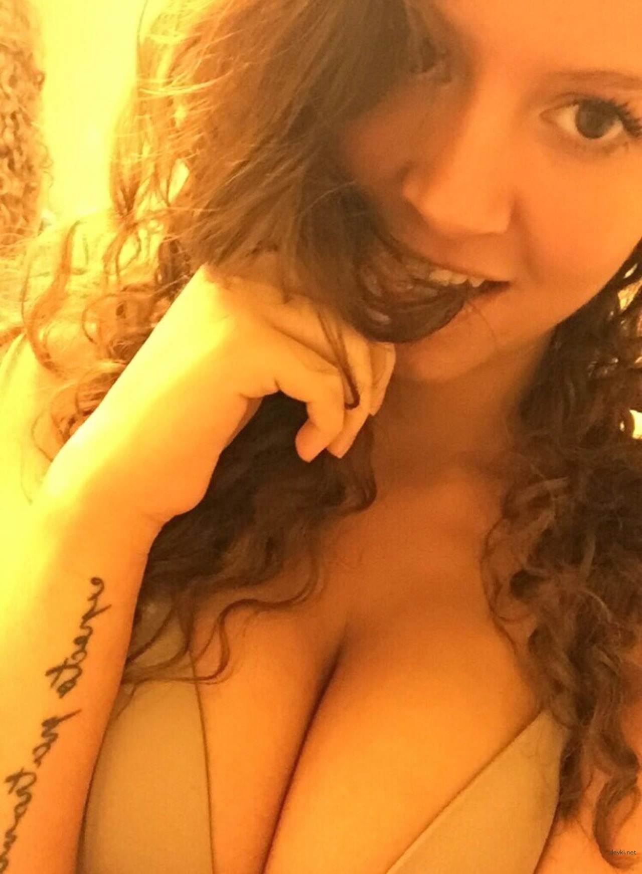 Hot Busty Babe with Perfect Booty - Explicit Amateur Pic