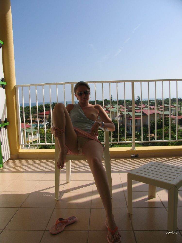 Blonde Amateur Porn: Explicit Naked Girl Pics from Behind