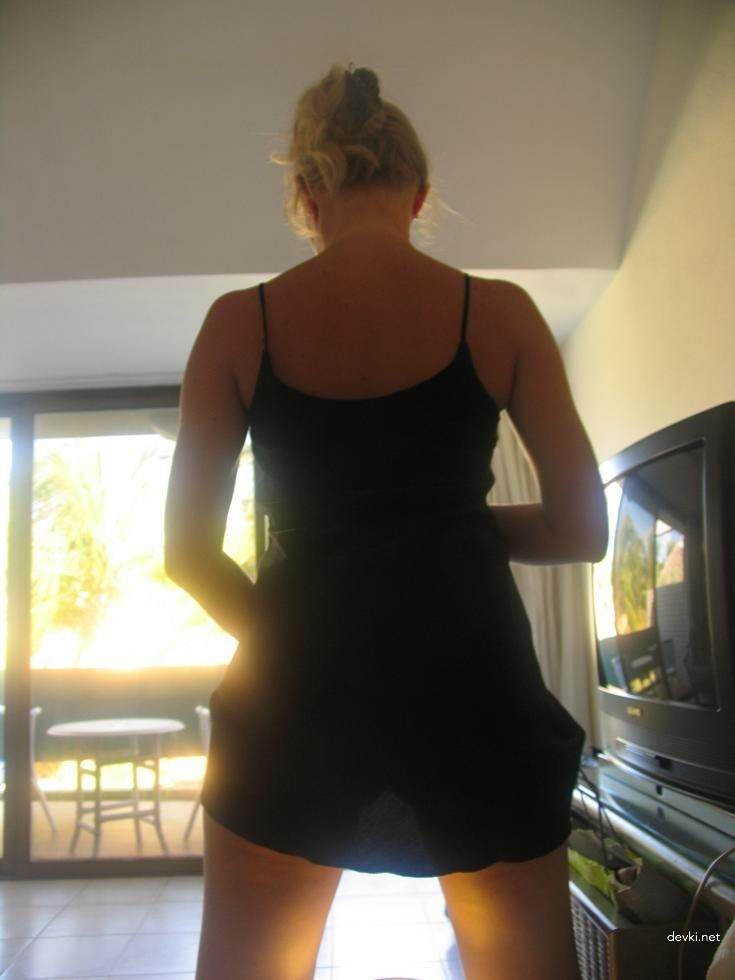 Blonde Amateur Porn: Explicit Naked Girl Pics from Behind