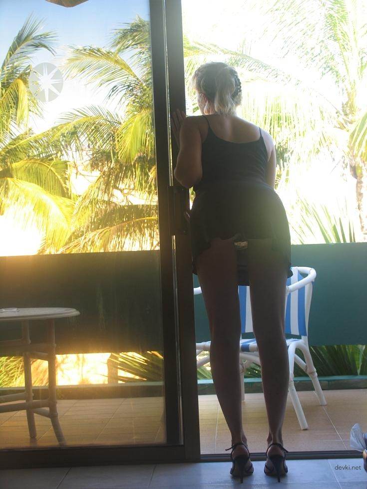 Blonde Amateur Porn: Explicit Naked Girl Pics from Behind