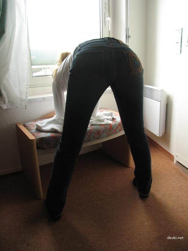 Blonde Amateur Porn: Explicit Naked Girl Pics from Behind