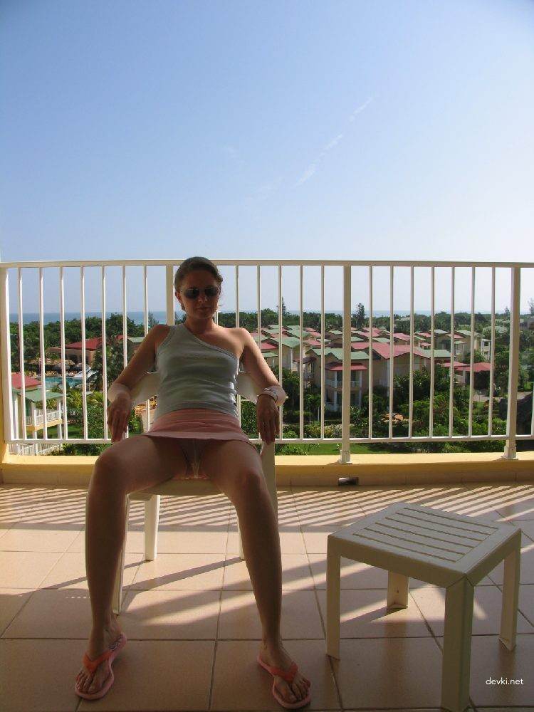 Blonde Amateur Porn: Explicit Naked Girl Pics from Behind