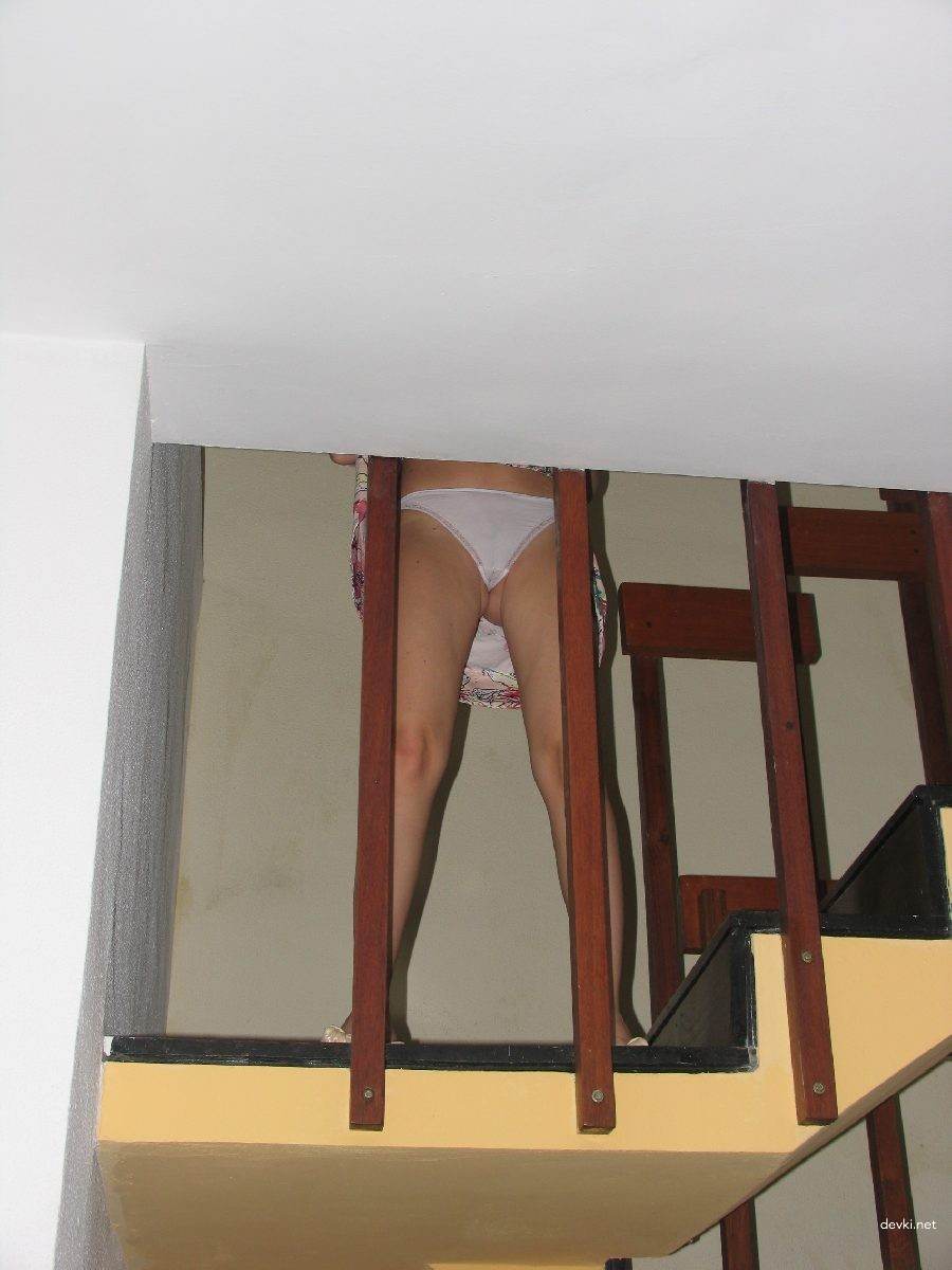 Blonde Amateur Porn: Explicit Naked Girl Pics from Behind