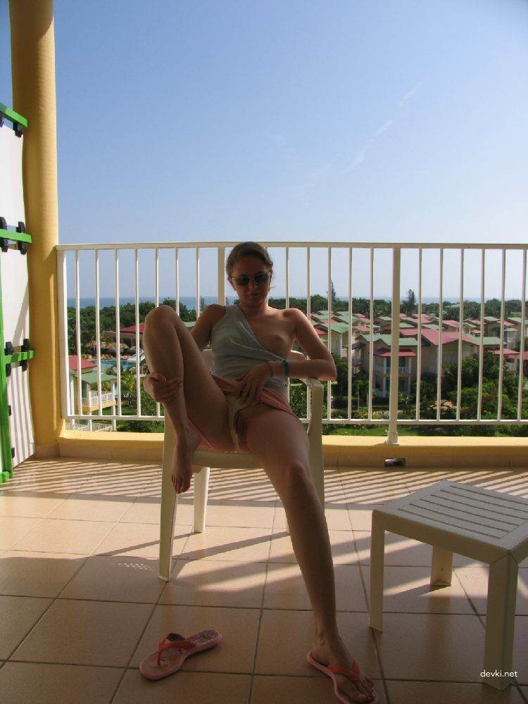 Blonde Amateur Porn: Explicit Naked Girl Pics from Behind