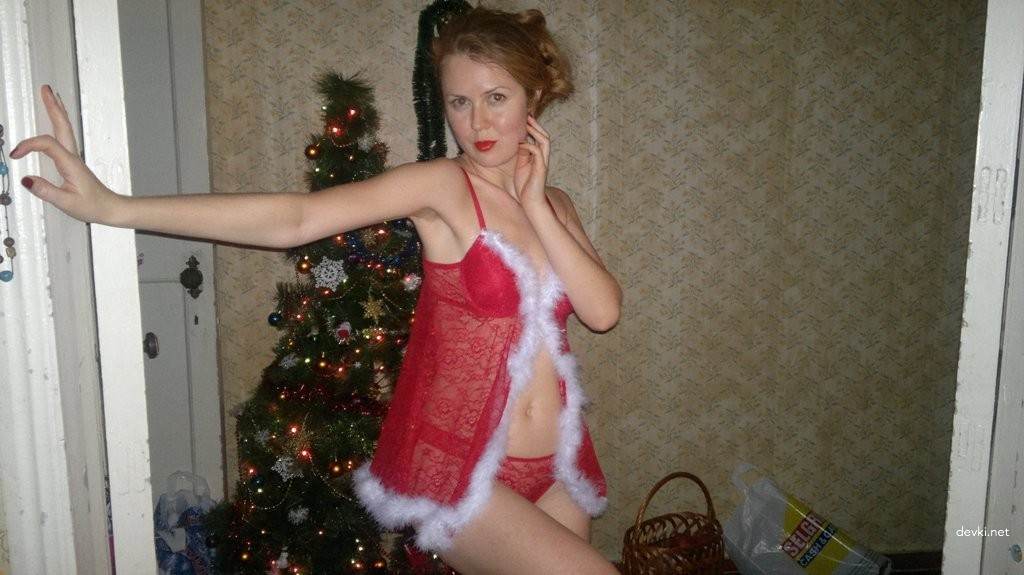 Sensual Nude Amateur Photo: Hot Woman Poses Explicitly for Lover