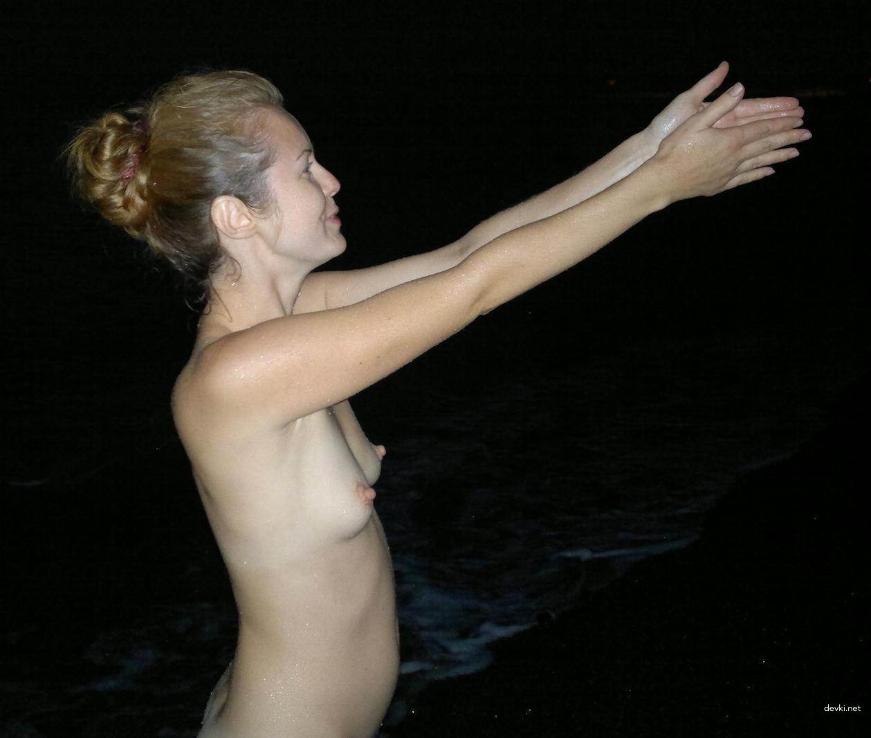 Amateur Nude Beach Photo Shoot: Seductive Beauty Poses Explicitly