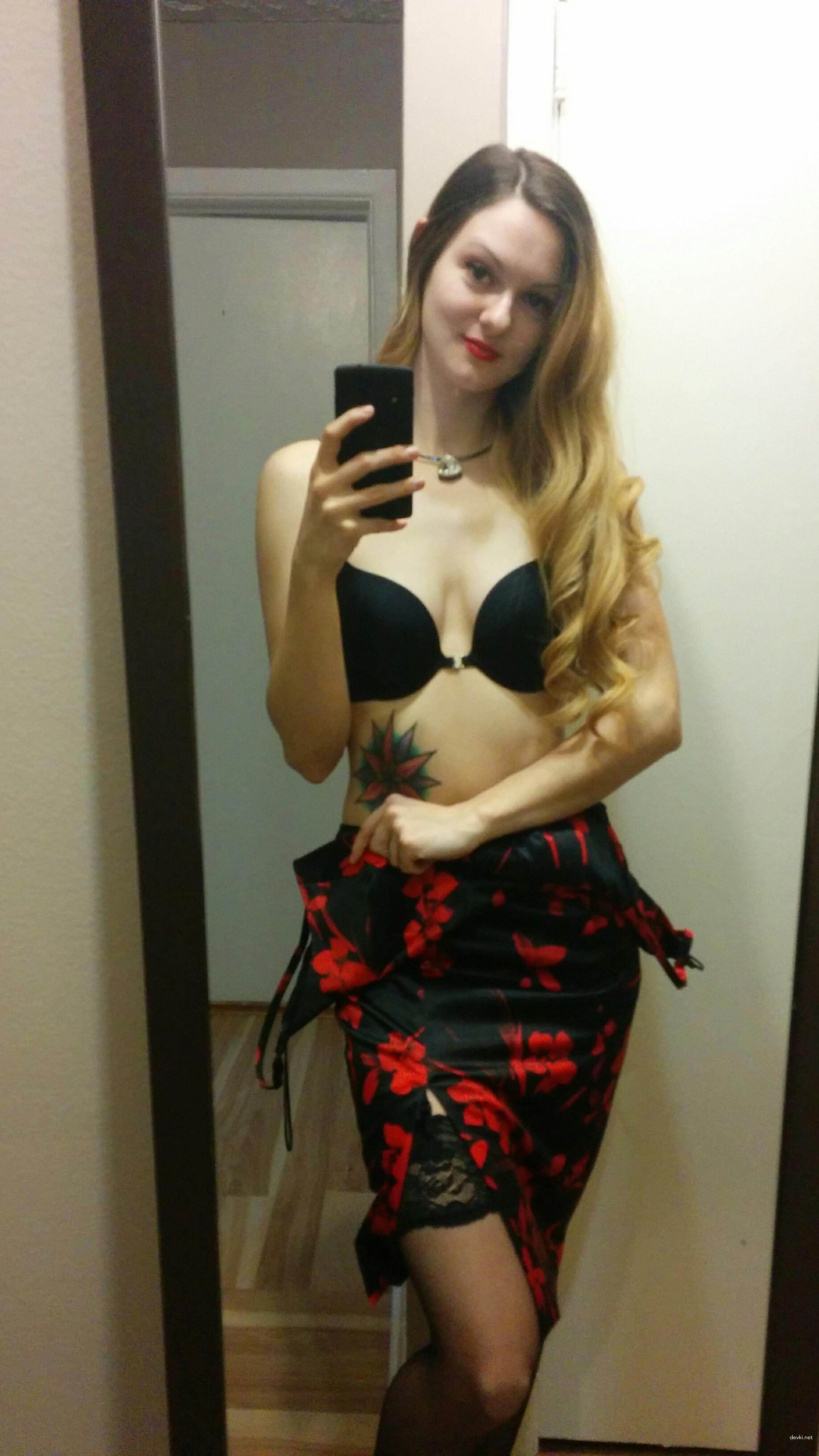 Sultry Amateur Tease Flaunts Long Legs in Seductive Selfie